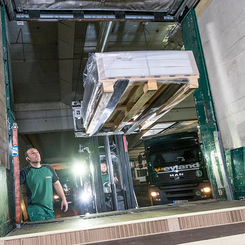 Weyland-Mitarbeiter beladen LKW mit einem Gabelstapler – effiziente Logistik