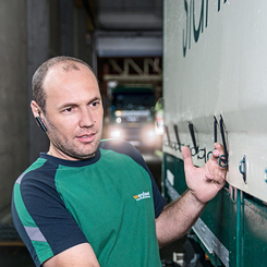 Weyland Lkw-Fahrer bereitet Unternehmens-Lkw für die nächste Lieferung vor